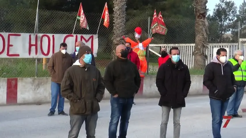 Negociaci&oacute;n a contrarreloj para evitar los despidos en Holcim en Jerez