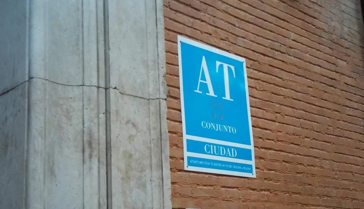 Placa de unos apartamentos. - Europa Press