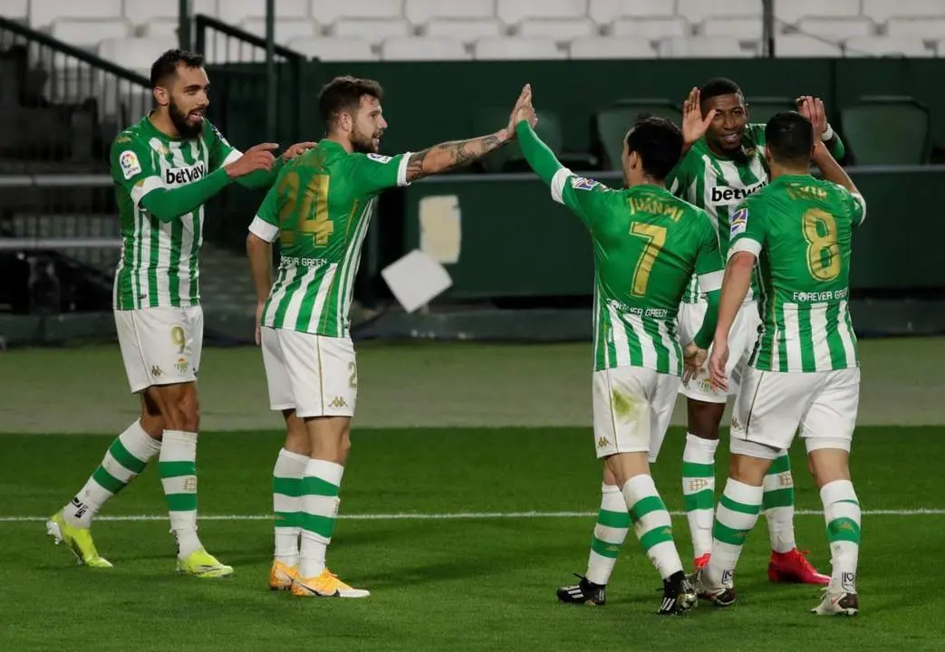 Varios futbolistas del Real Betis celebran un gol anotado al Bar&ccedil;a. - efe
