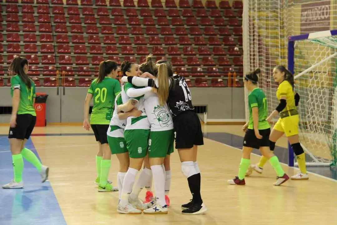 Las jugadoras del equipo cordob&eacute;s celebrando un gol - | Deportivo C&oacute;rdoba