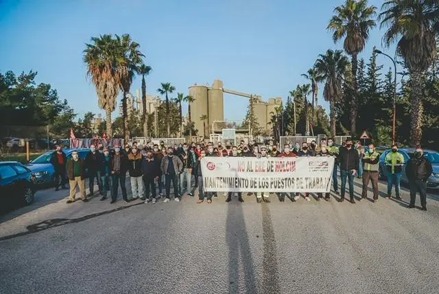 Los trabajadores concentrados este s&aacute;bado a las puertas de la f&aacute;brica.  - Cristo Garc&iacute;a
