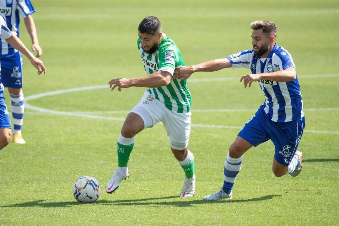 El extremo del Real Betis, Nabil Fekir,  durante el encuentro de la primera vuelta contra el RCD Alav&eacute;s. - efe