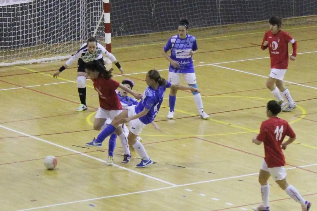 La joven jugadora Helena es objeto de una clara falta en esta acci&oacute;n del partido - Ra&uacute;l J. Bustillos