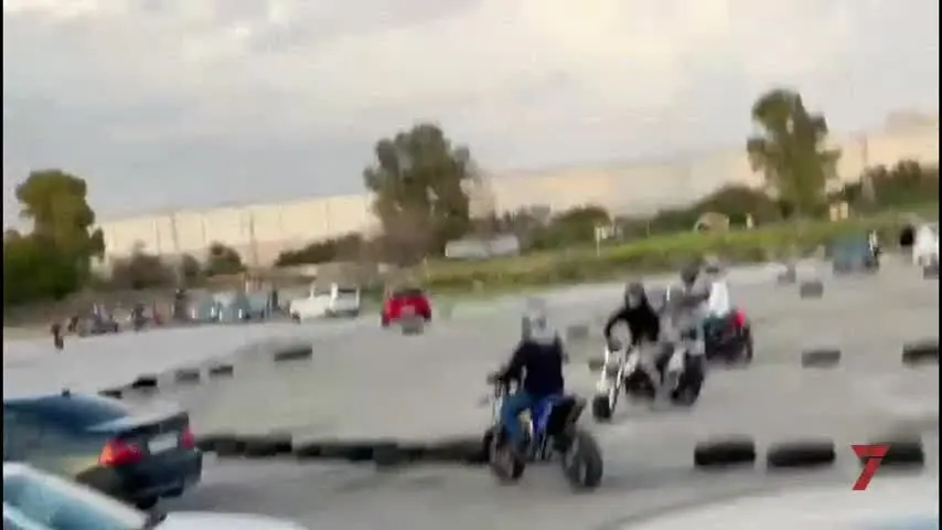 La Polic&iacute;a Local desmantela una concentraci&oacute;n ilegal de casi 400 j&oacute;venes en Jerez