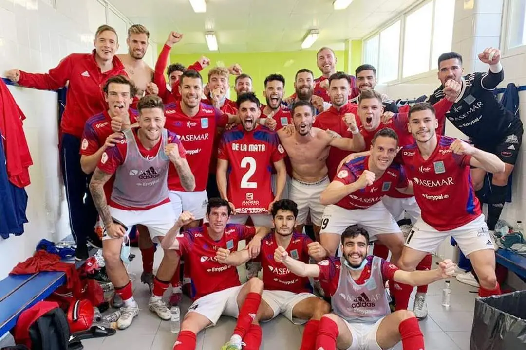 Pel&oacute;n y Brando escoltan la camiseta con el n&uacute;mero 2 - A. I.
