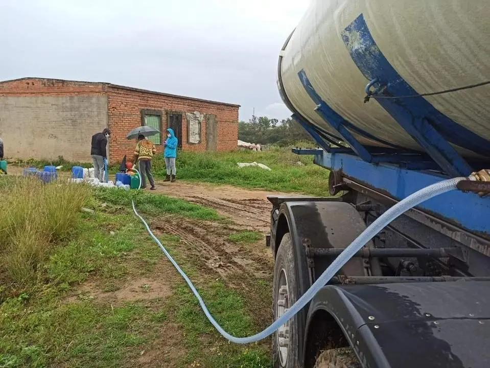 Cami&oacute;n cisterna en un asentamiento. - VH