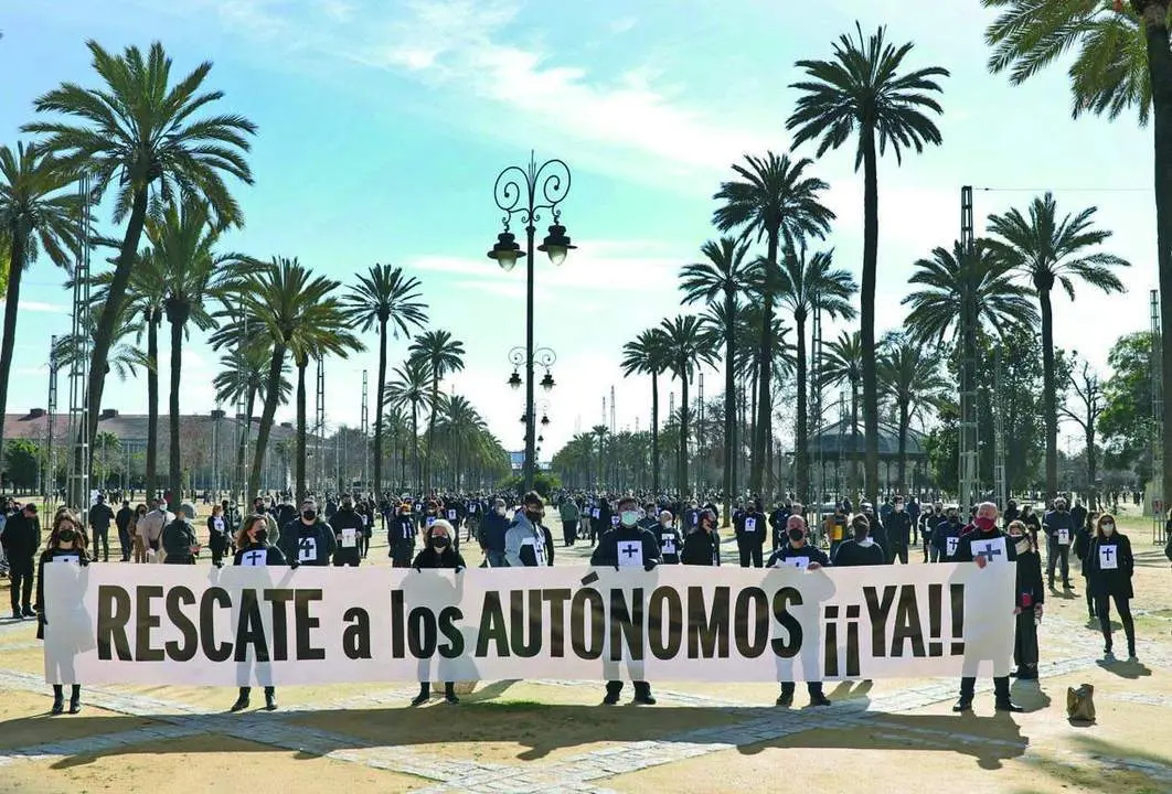 Imagen de una reciente protesta de los auton&oacute;mos en Jerez, con un millar de participantes, para reclamar ayudas. - Cristo Garc&iacute;a