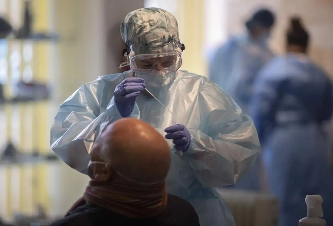 Una trabajadora sanitaria realiza un test de ant&iacute;genos. - Eduardo Parra / EP