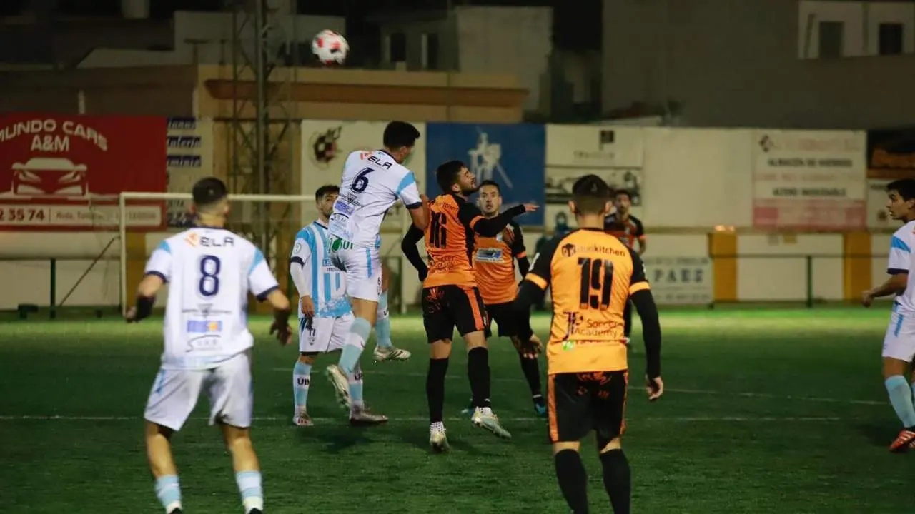 Chuma busca un bal&oacute;n de cabeza en el partido de la primera vuelta en Lebrija. - Cristo Garc&iacute;a