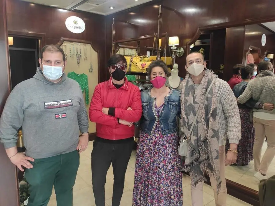 CALLEJA CON REPRESENTANTES DE REVIVE EL PUERTO Y HERMANDAD DE LA HUMILDAD. - viva