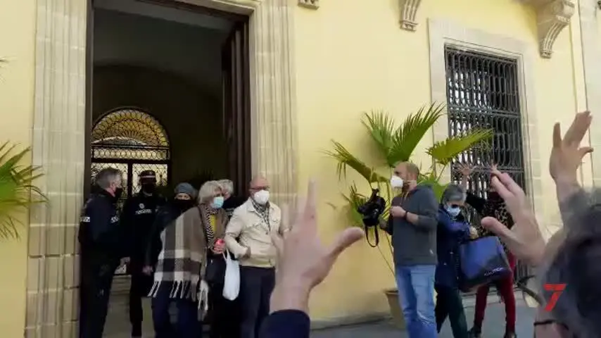 Apesorje abandona el encierro en el Ayuntamiento de Jerez tras alcanzar un acuerdo