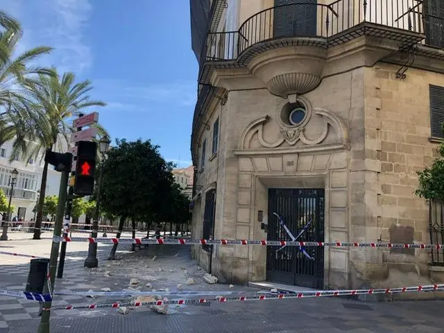 Detalle del edificio acordonado.  - Viva