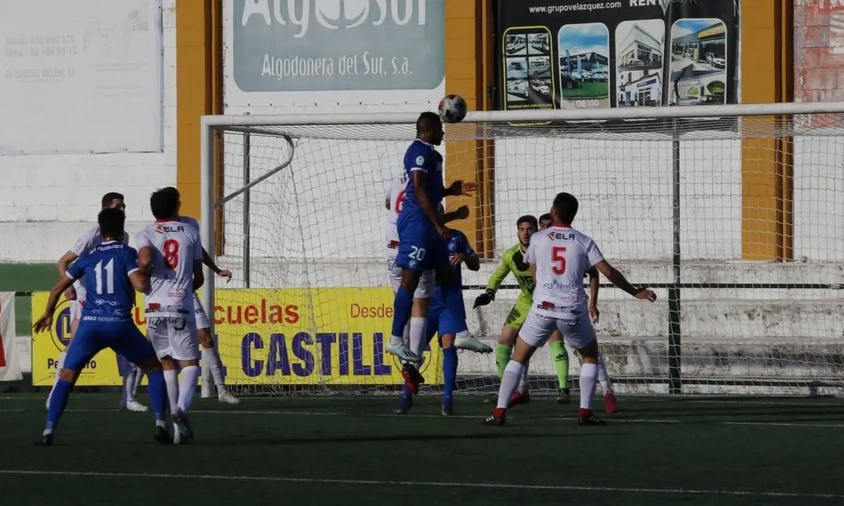 La m&aacute;s clara del partido lleg&oacute; tras un remate de cabeza de Edet. - xerezdfc.com