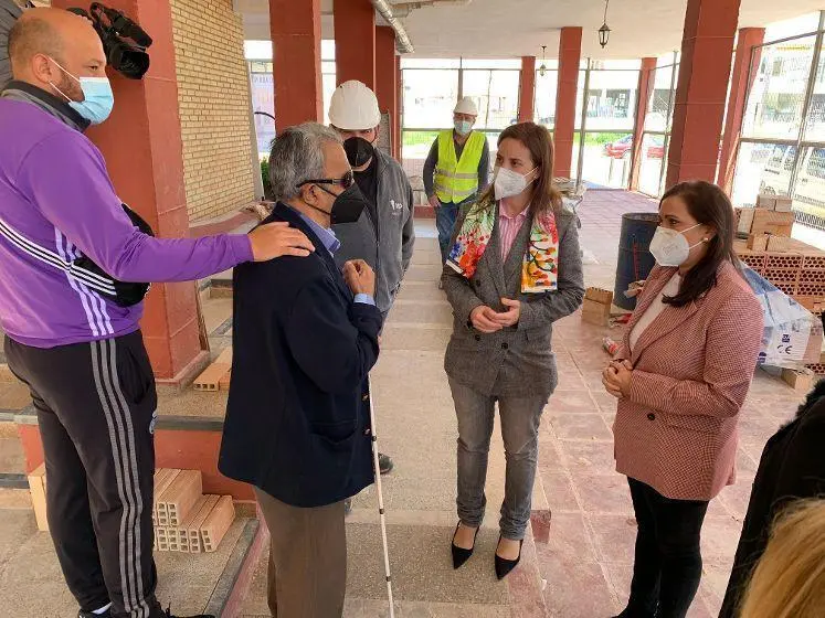 Cristina Casanueva y Ana Carrillo conversan con los vecinos de los bloques de viviendas de la barriada Miguel de Cervants. - 