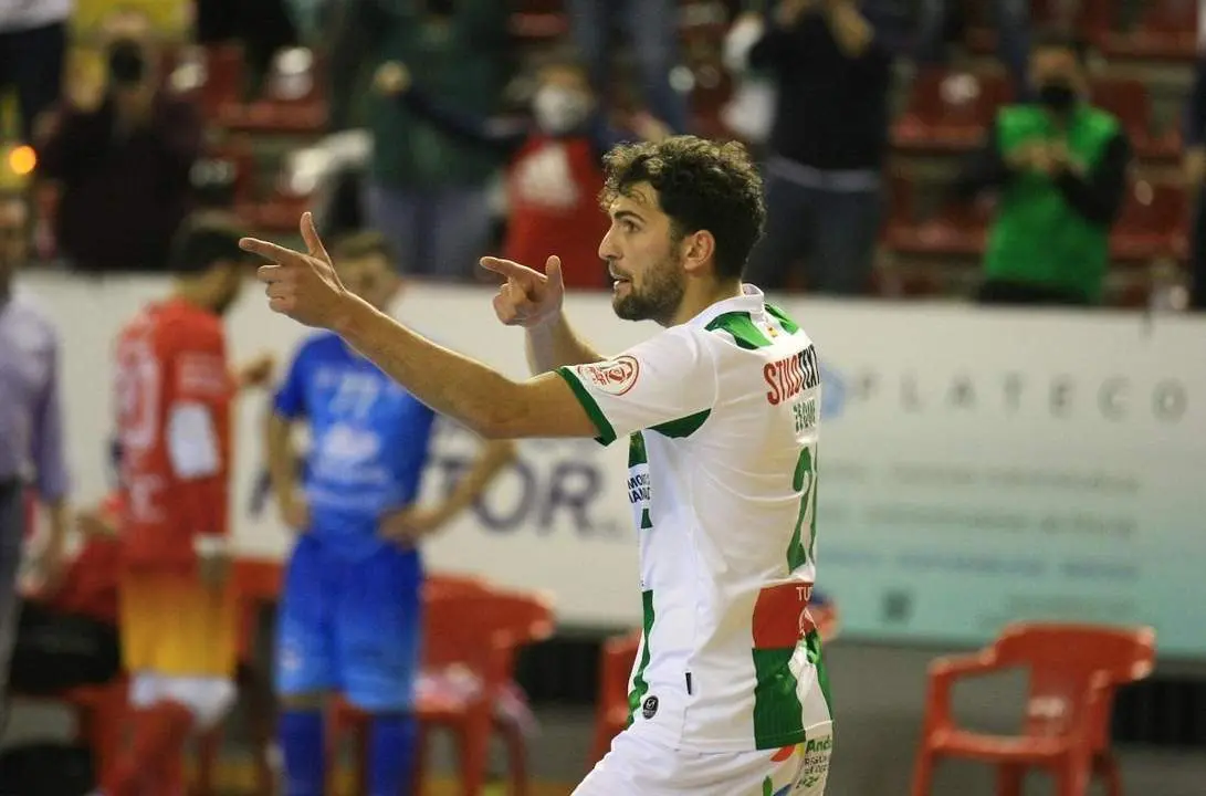 Zequi celebrando el 2-0 ante Pe&ntilde;&iacute;scola el pasado 26 de febrero - | Edu Luque; C&oacute;rdoba Futsal