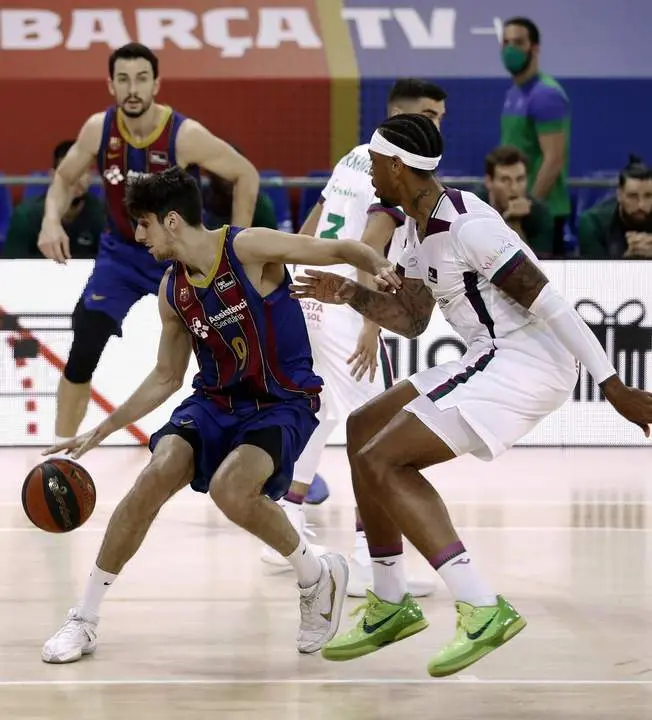 Thomas intenta la defensa ante Bolnaro. - EFE/Andreu Dalmau