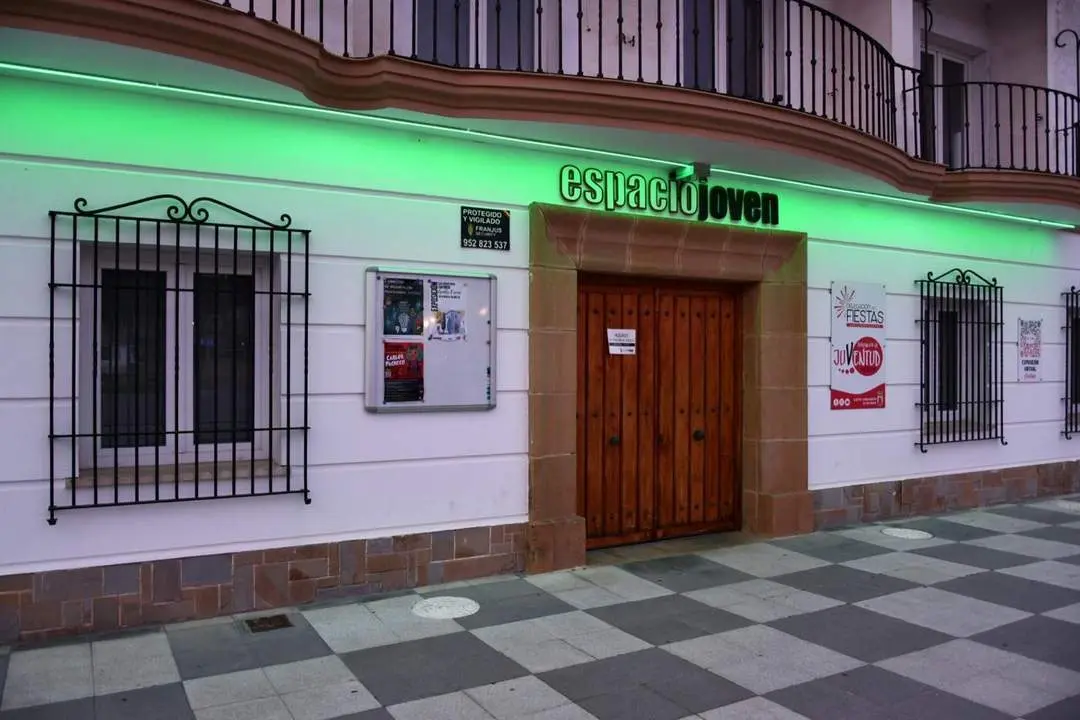Fachada del Espacio Joven, de verde en San Roque. - A. I.