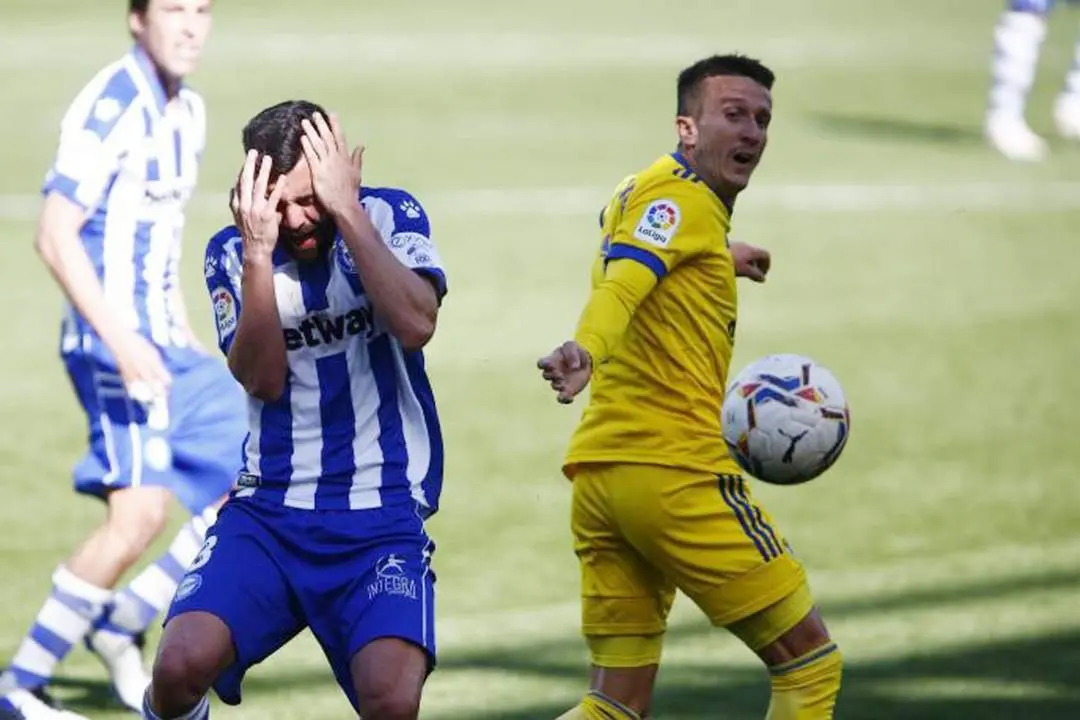 Un jugador del Alav&eacute;s se queja de recibir un golpe ante la presencia de Salvi - La Liga Santader