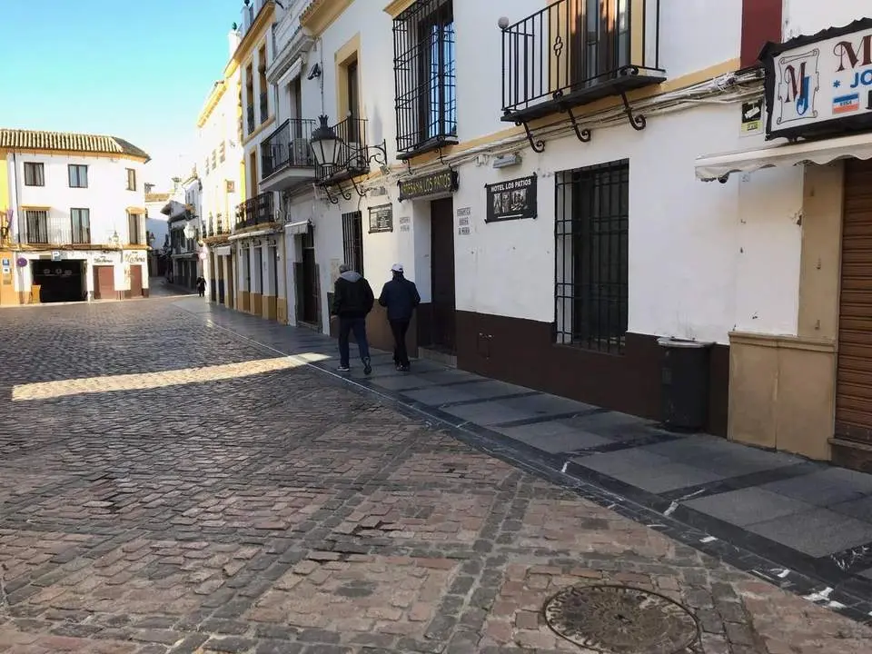 Dos viandantes pasean por el casco hist&oacute;rico de C&oacute;rdoba en estos d&iacute;as. - Pablo Mansilla