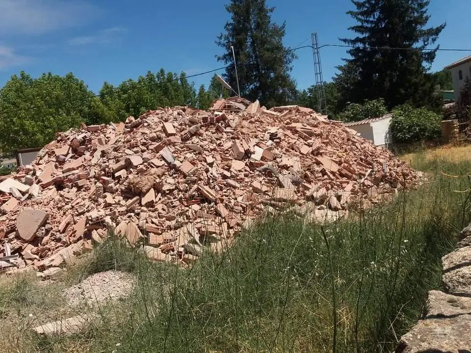 Demolici&oacute;n del edificio inicialmente construido como hotel.  - PSOE