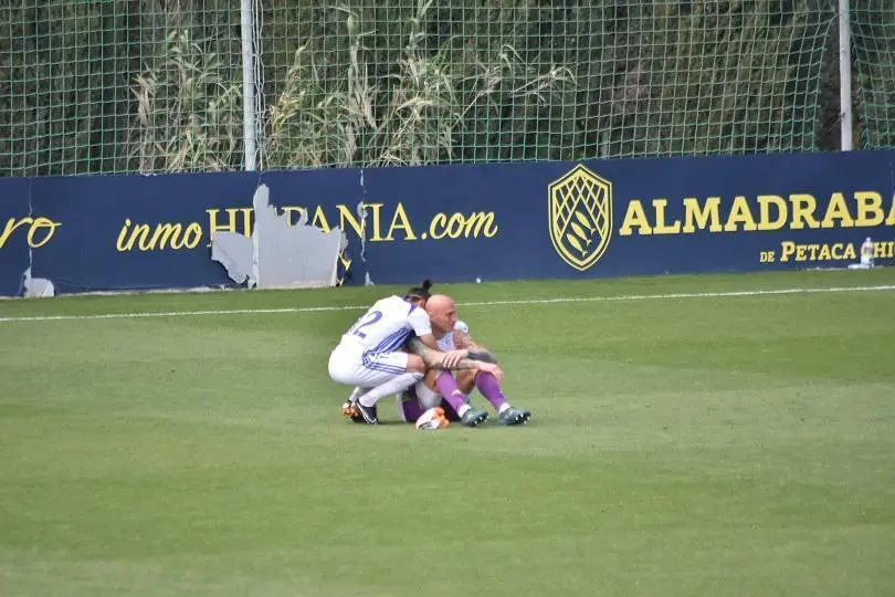 Chuli consuela a Nauzet tras el partido. - TENOR