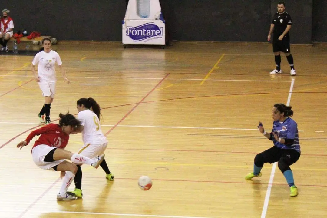 Clara en una 'clara' ocasi&oacute;n de gol ante el Br&uacute;jula de Sevilla - Ra&uacute;l J. Bustillos