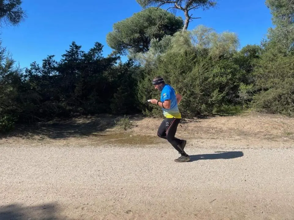 Juan Jos&eacute; Bautista T&eacute;llez inicia su carrera tras picar una de las balizas del recorrido en el II Trofeo Bah&iacute;a de C&aacute;diz. - J.J.B.T.