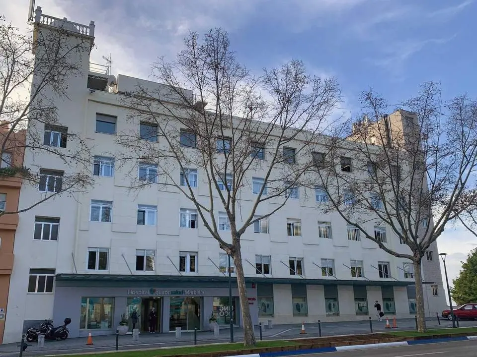 Fachada del hospital marbell&iacute;. - Quir&oacute;nsalud
