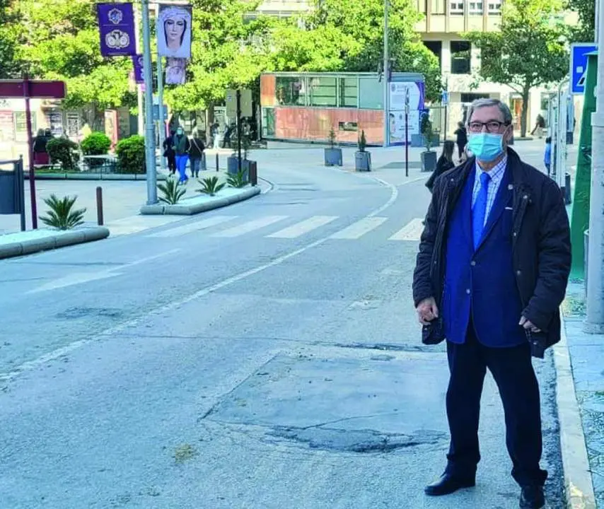 El presidente de la Agrupaci&oacute;n, Francisco Sierra, en el itinerario oficial, donde ya lucen las banderolas.   - Viva Ja&eacute;n.
