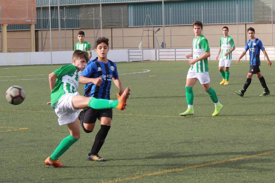 El bal&oacute;n le hace un extra&ntilde;o a un jugador del equipo infantil A del Atl&eacute;tico Sanluque&ntilde;o - Ra&uacute;l J. Bustillos