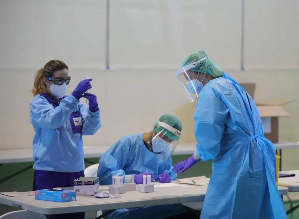 Sanitarios realizan pruebas de detecci&oacute;n de Covid. - VH