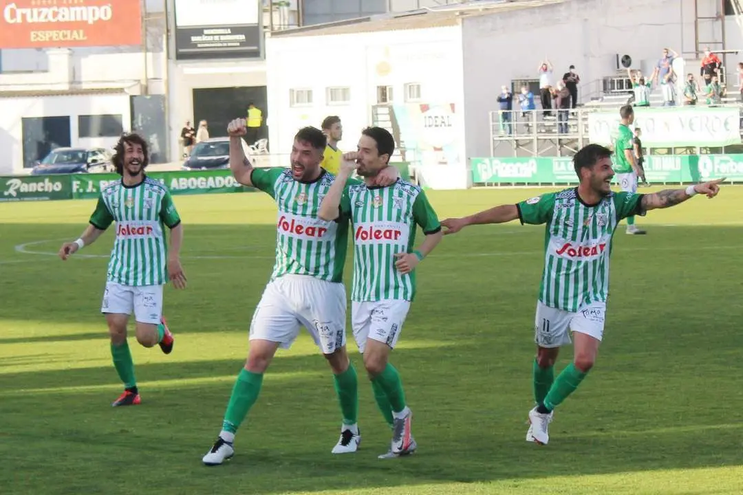 Los jugadores del Atl&eacute;tico Sanluque&ntilde;o quiere celebrar otro triunfo, adem&aacute;s importante - Ra&uacute;l J. Bustillos
