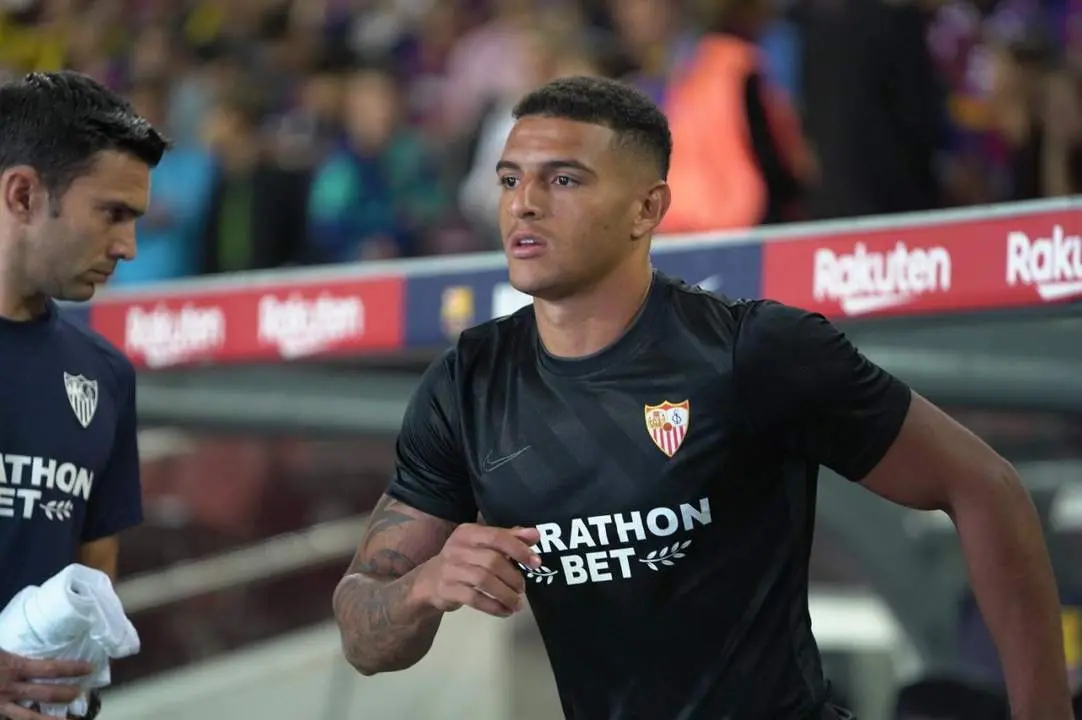 El central brasile&ntilde;o del Sevilla Diego Carlos saliendo a calentar sobre el c&eacute;sped del Camp Nou. - SFC