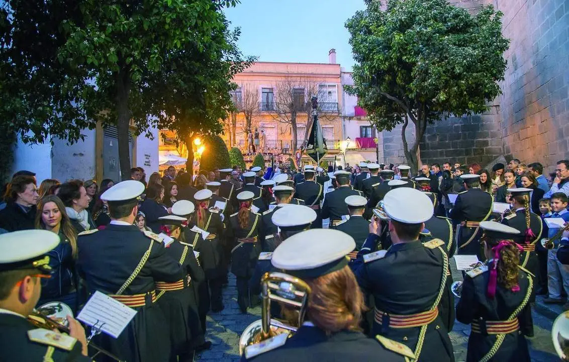 Una agrupaci&oacute;n musical acompa&ntilde;ando a una cofrad&iacute;a en Semana Santa - Cristo Garc&iacute;a