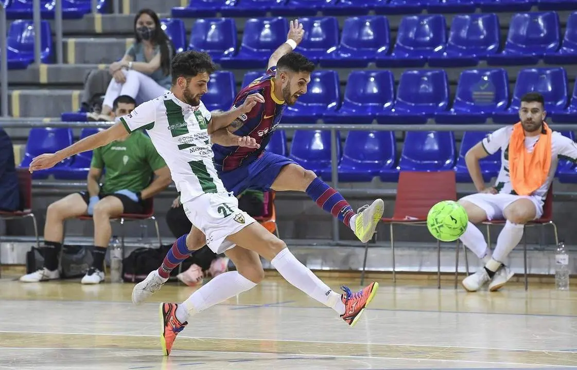 Zequi intenta frenar a Adolfo, autor del &uacute;nico gol del partido - | Bar&ccedil;a