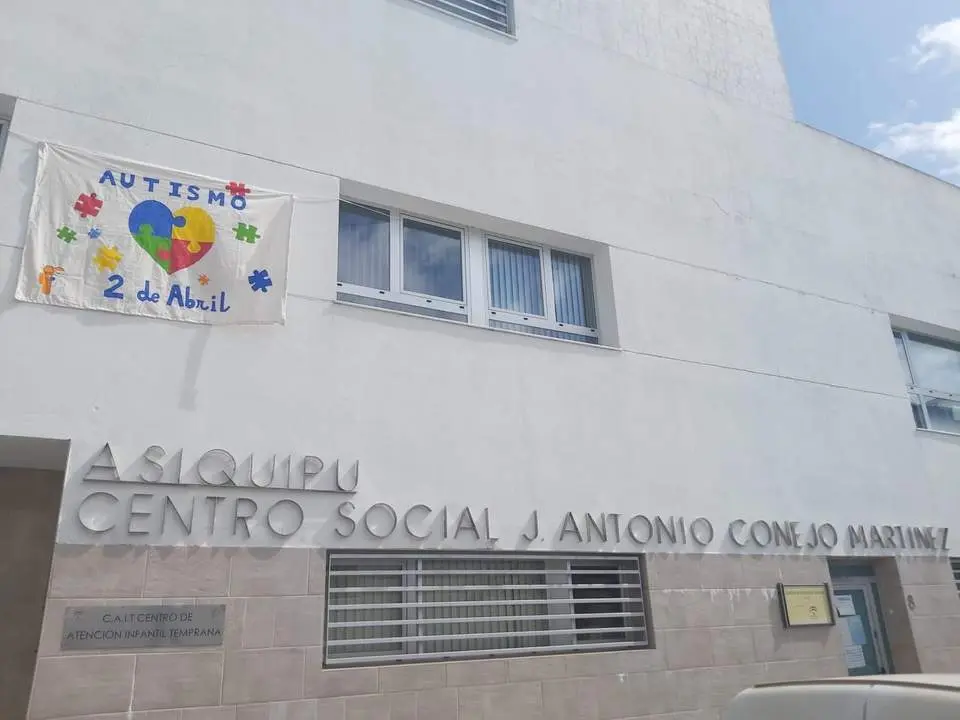 Pancarta en la fachada de Asiquipu. - A.I.