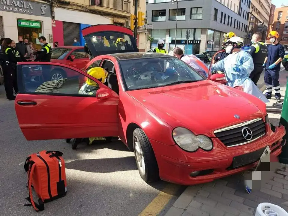 EFectivos de Bomberos de M&aacute;laga intervienen en el accidente. - Europa Press