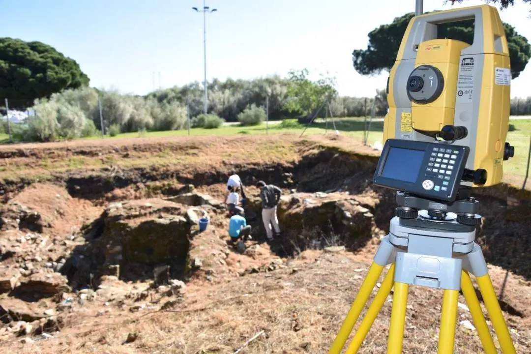 Imagen del inicio de los trabajos en el yacimiento arqueol&oacute;gico en El Eucaliptal. - Ayuntamiento de Punta Umbr&iacute;a