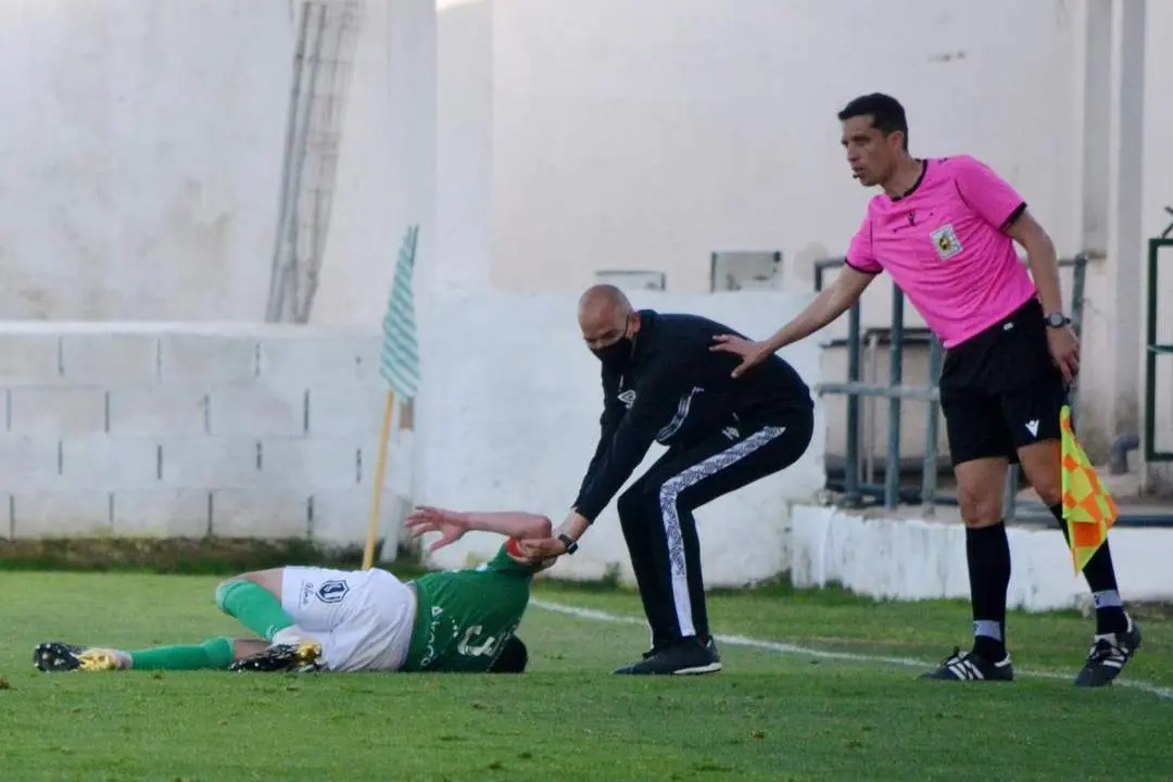 &Aacute;lex Cruz arrastr&aacute;ndose por el c&eacute;sped tras caer lesionado, posiblemente de gravedad - Carlos Gonz&aacute;lez