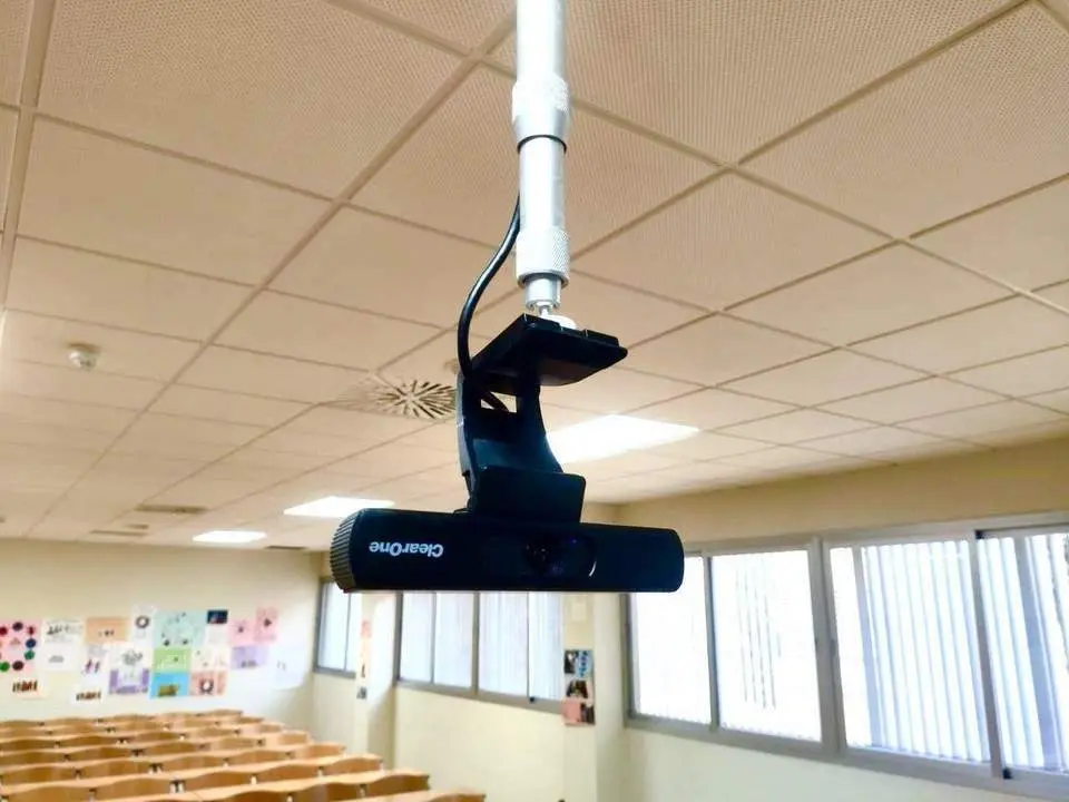 Una c&aacute;mara de la UHU para las clases telem&aacute;ticas. - VH