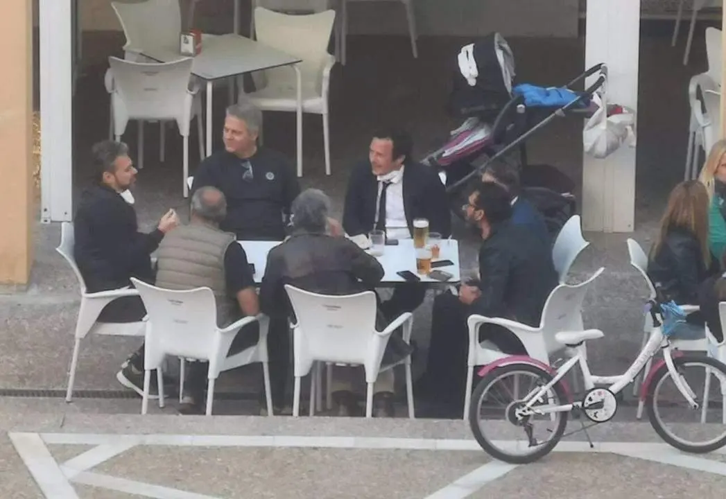 Fotograf&iacute;a del alcalde de C&aacute;diz con otras seis personas en la terraza de un bar. - Twitter alcalde