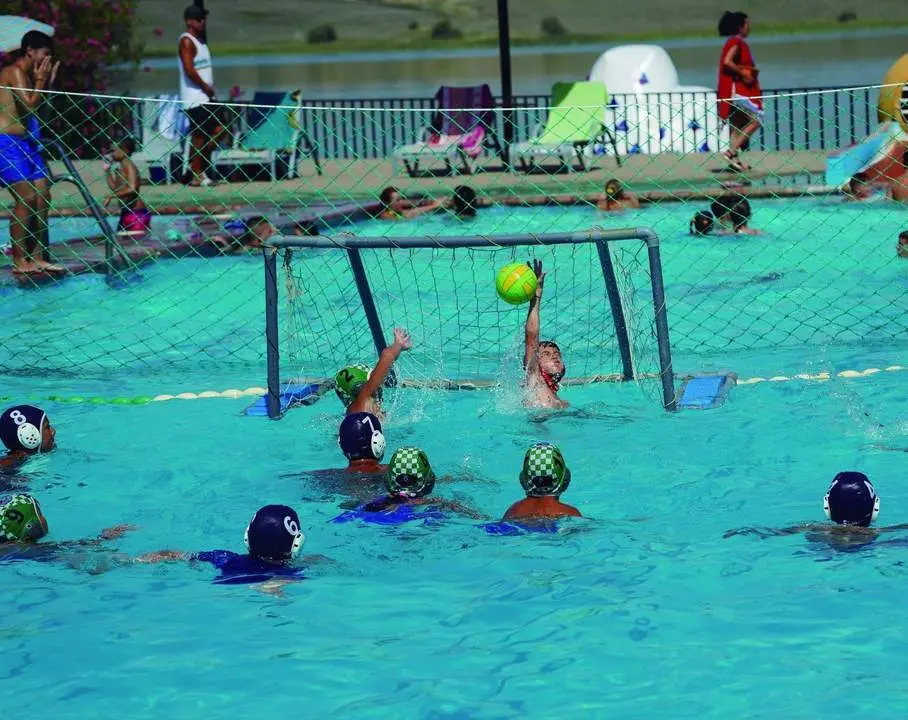 Ni&ntilde;os jugando al waterpolo - M.G.