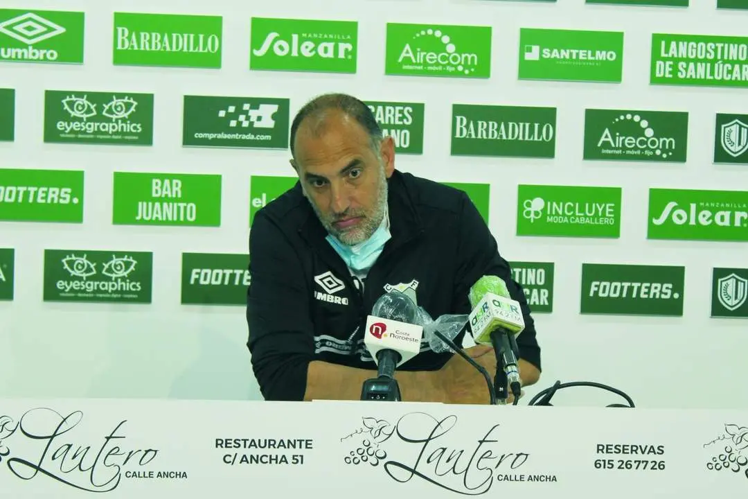 Romerito con semblante serio el pasado domingo tras el partido disputado ante el UCAM Murcia - Ra&uacute;l J. Bustillos