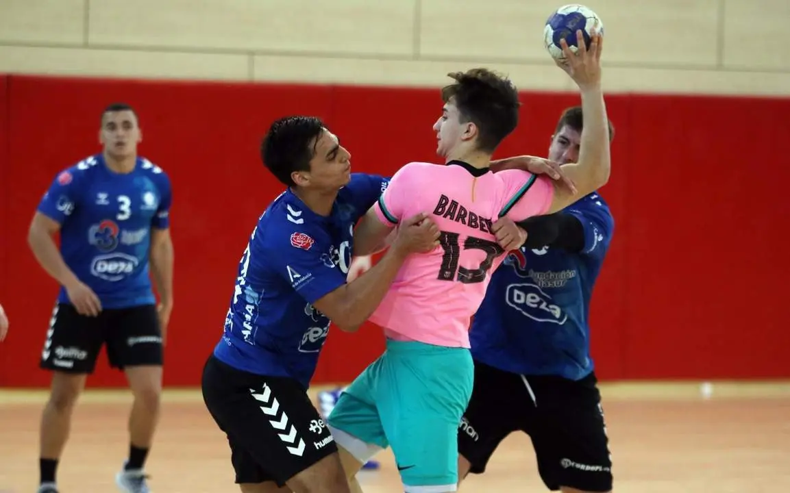 Dani Ayala y Pablo Mart&iacute;n intentan frenar a Barbeito - | FC Barcelona de balonmano