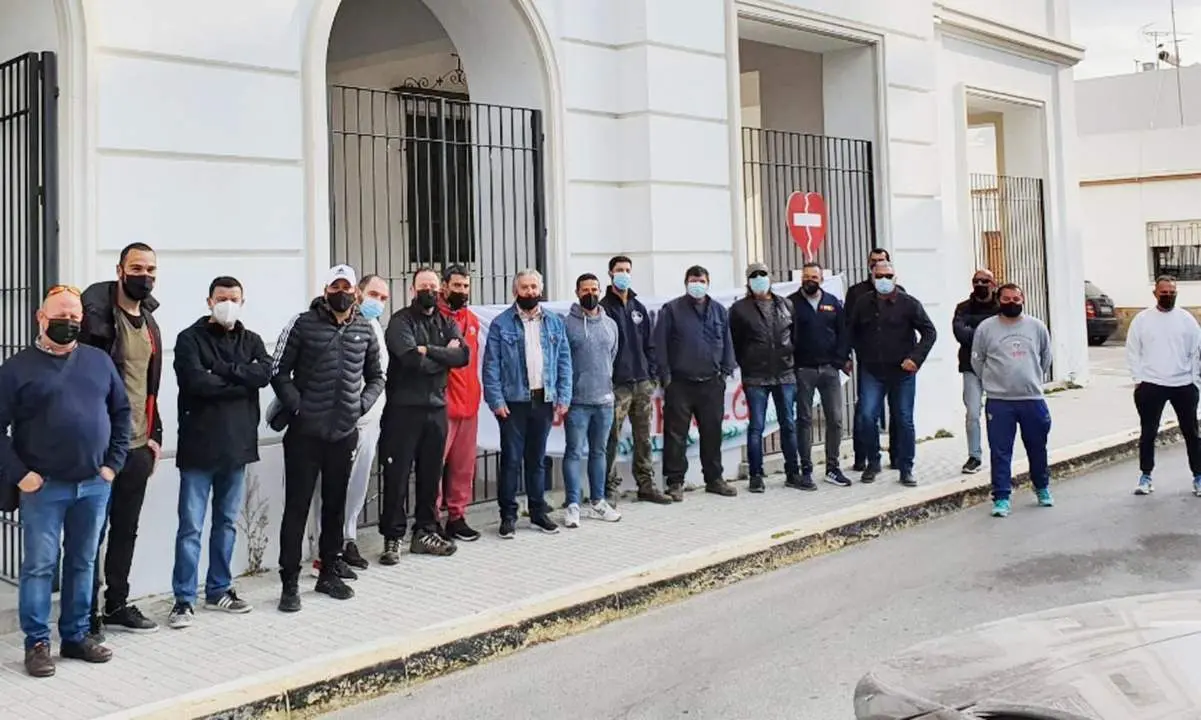 Trabajadores de Pesquer&iacute;as Almadraba, hoy, en la puerta del Ayuntamiento. - V.B.