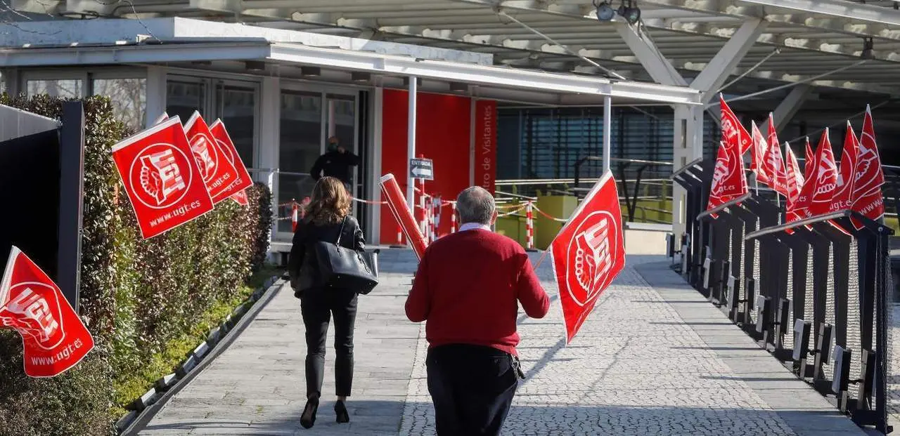 Trabajadores de Abengoa durante una concentraci&oacute;n en Palmas Altas. - EFE