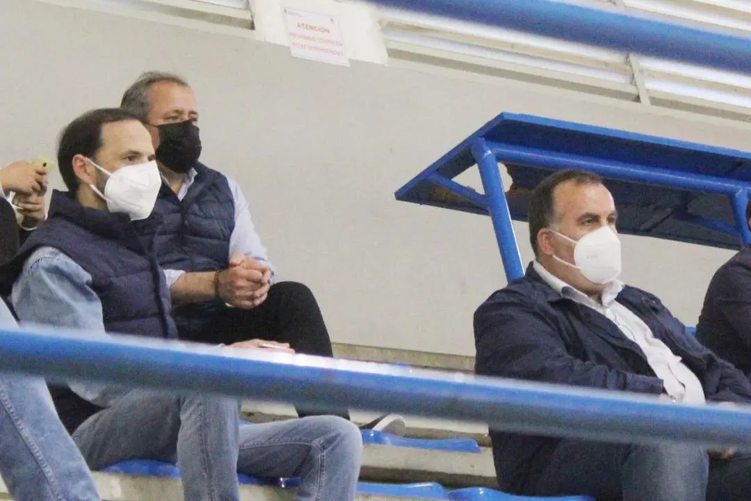 V&iacute;ctor Mora y David Salazar atentos al desarrollo del juego en un partido espectacular de las sanluque&ntilde;as - Ra&uacute;l J. Bustillos