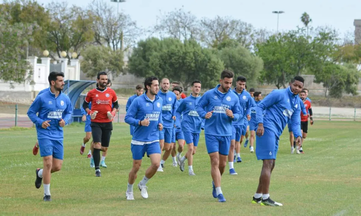 Imagen de un entrenamiento del Xerez DFC esta temporada en el Pepe Ravelo. - xerezdfc.com
