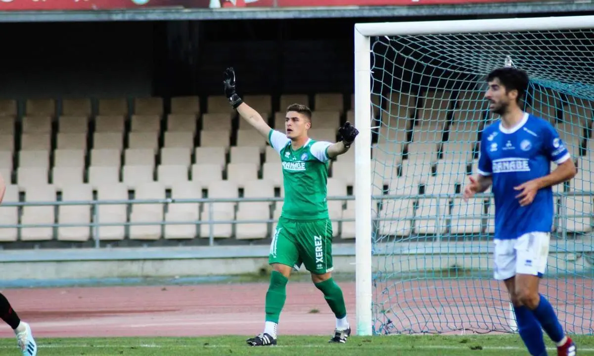 C&eacute;sar, durante el partido del pasado s&aacute;bado en el Estadio Municipal de Chap&iacute;n. - Teresa Salas/xerezdfc.com