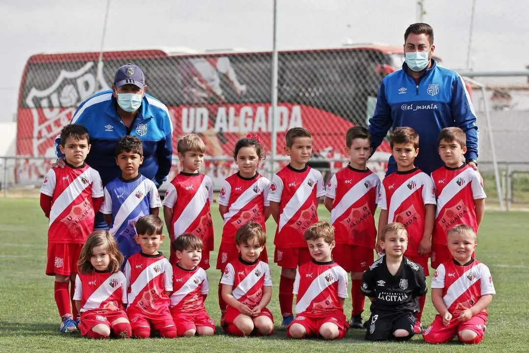 El equipo beb&eacute; de la UD Algaida antes de afrontar el encuentro - Muala